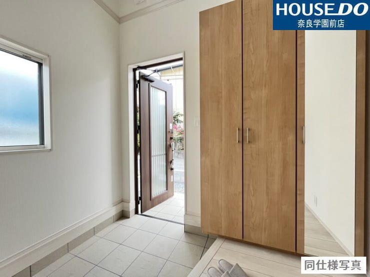 収納力のあるシューズボックスに鏡が付いているので、お出かけ前の身だしなみチェックもスムーズ。玄関がすっきり片付き、使い勝手と機能性を兼ね備えた便利な収納です。