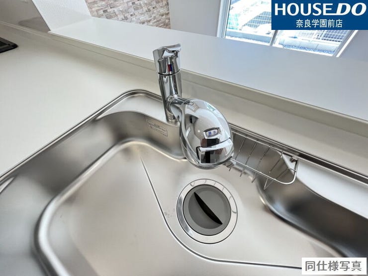 浄水器一体型の水栓でいつでもきれいなお水が使え、毎日の料理や飲み水に安心です。