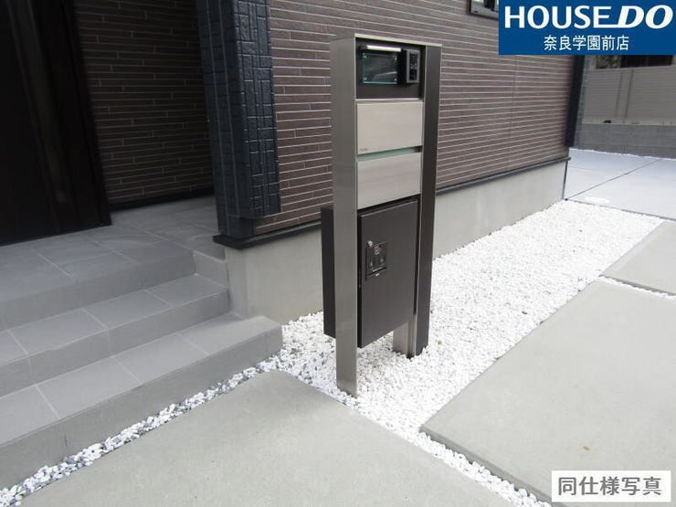 宅配ボックス付きで再配達の手間を省きつつ、防犯面にも配慮された安心の設備です。