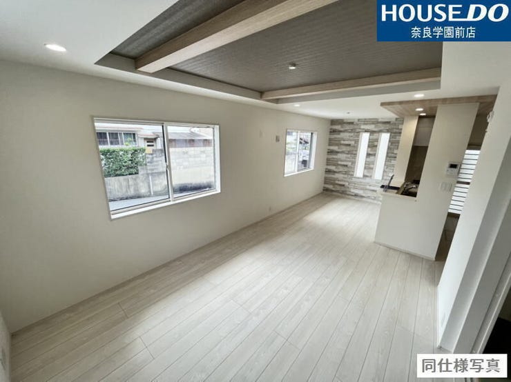 21.25帖のゆとりある空間は、ソファやダイニングテーブルのレイアウトも自在。窓からの採光もしっかり入り、明るく心地よい暮らしが広がります。