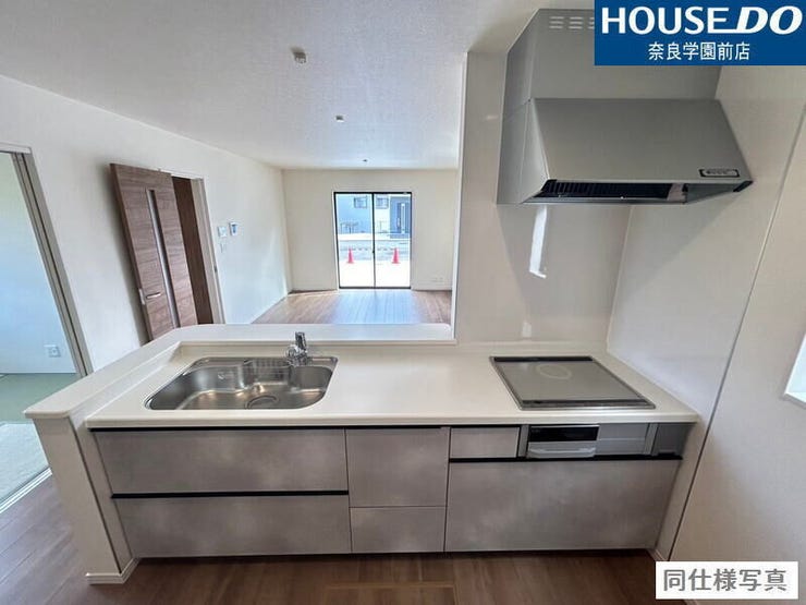 スライド式収納で出し入れ楽々。食洗機&3口コンロ付きで、家事効率もアップする快適キッチンです。