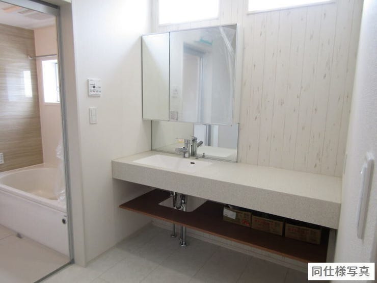 横幅の広い洗面台は、忙しい朝の時間帯にも家族で並んで使える嬉しい仕様です。