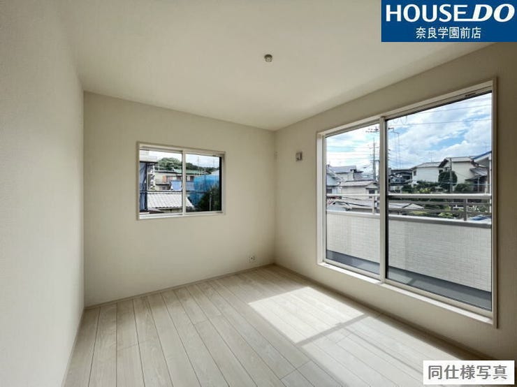 大きな窓から自然光がたっぷり差し込む、バルコニーに面した洋室は、明るく風通しも良好で、心地よい空間が広がります。