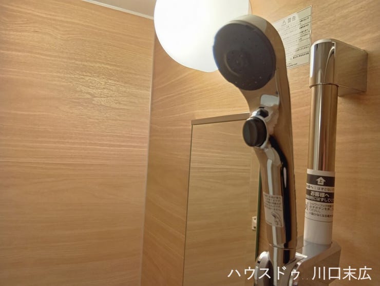 シャワーの位置を自由に調整できるスライドバーを採用。使う人の身長に合わせて固定でき、快適なバスタイムをサポートします。