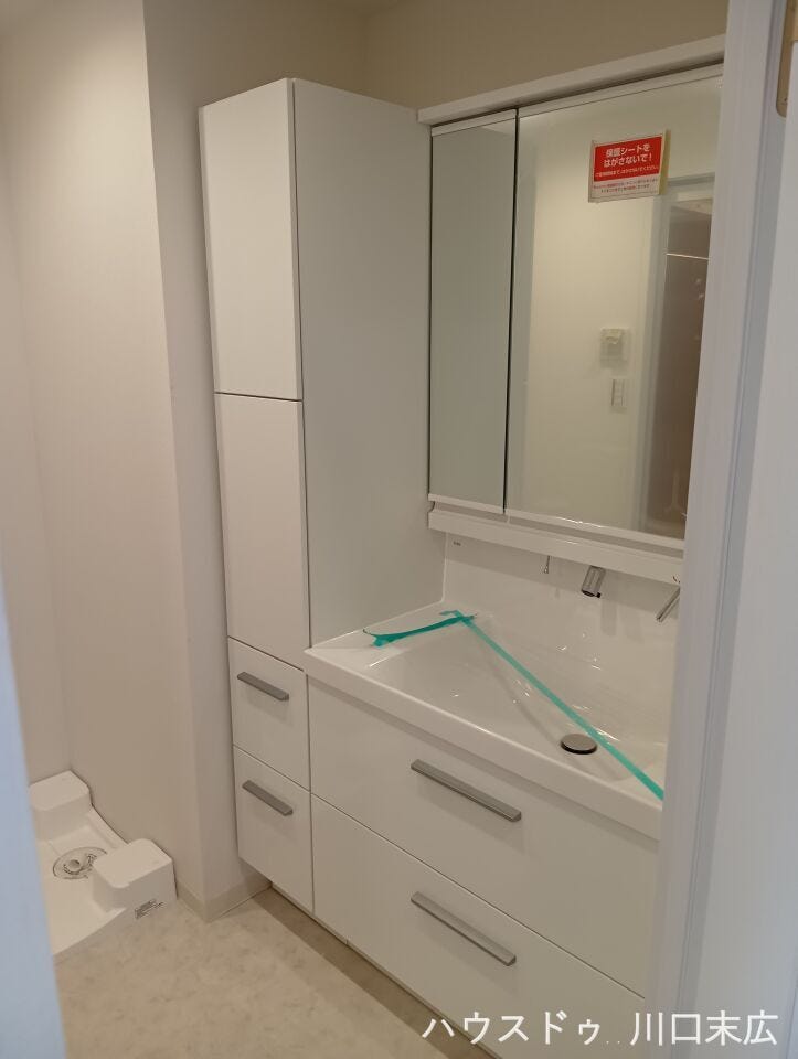 鏡の裏に収納スペースを備えた三面鏡洗面化粧台。散らかりがちな洗面小物もすっきりと収まり、身支度をスムーズにします。