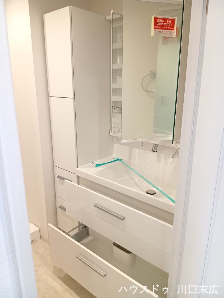 洗面台下部は奥の物も取り出しやすいスライド収納。タオルや洗剤のストックを効率よく整理でき、使い勝手を高めています。