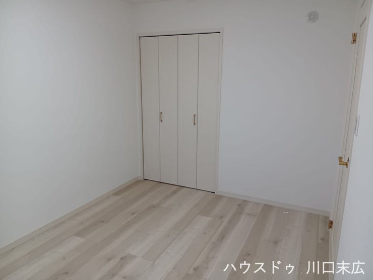 明るい床材と建具で統一された洋室は、家具の配置がしやすいシンプルな設計。書斎や寝室など、多様なライフスタイルに応えます。