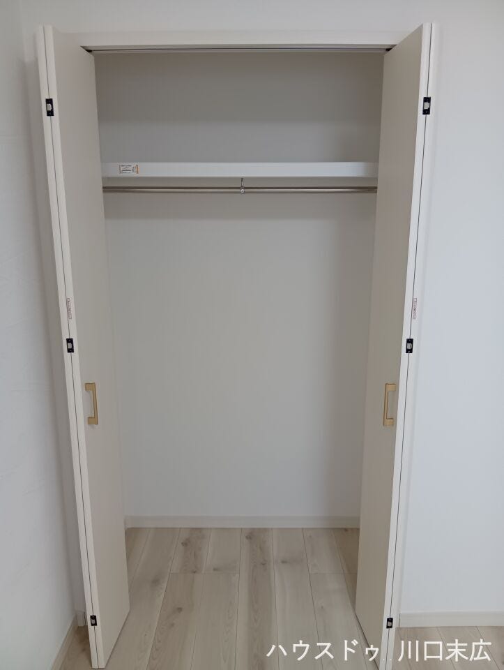 衣類をハンガーに掛けたまま収納できるクローゼット。丈の長いコートやワンピースもしわにならず、選びやすく保管できます。