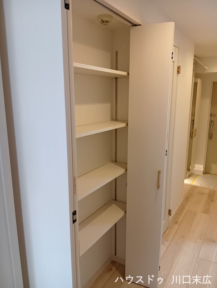 用途に合わせて棚の高さを調整できる可動棚収納。日用品のストックや掃除用具など、様々なアイテムを無駄なく収納できます。