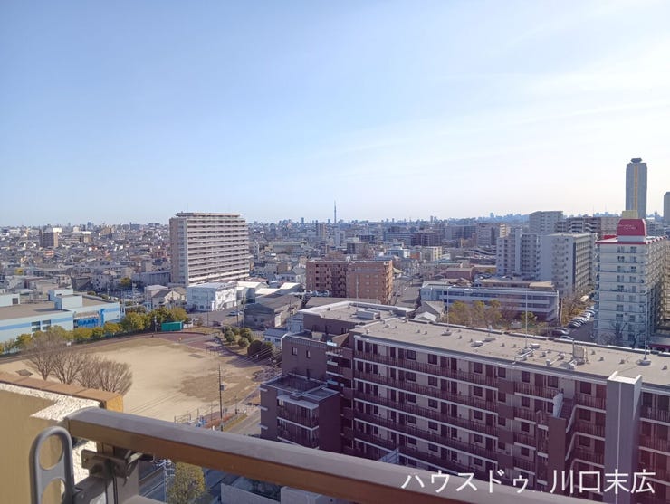 バルコニーからは広がる空と街並みを一望。遮るもののない開放的な眺望が、日々の暮らしに潤いとリフレッシュをもたらします。