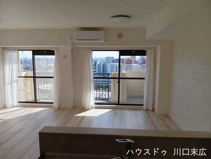 ホワイトオーク柄のフローリングが空間全体を明るく演出。どんなインテリアにも馴染む、洗練されたシンプルなキャンバスです。