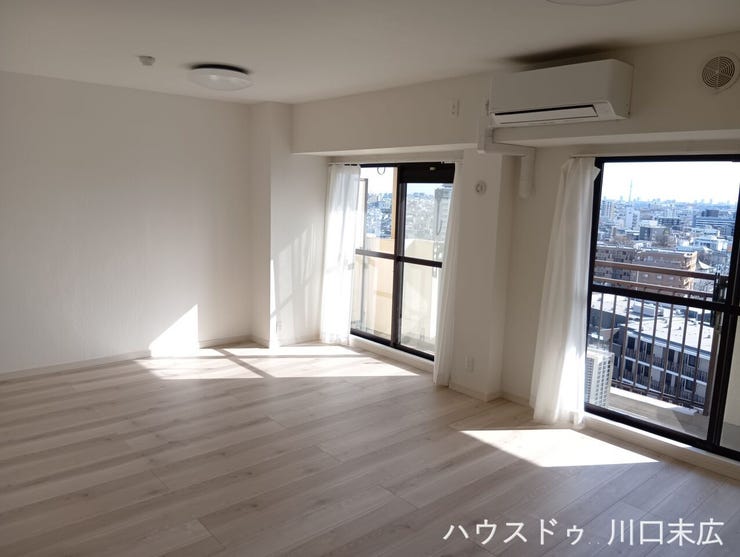 2面の窓から豊かな採光を取り込む開放的な空間。心地よい風が通り抜け、穏やかな時間が流れる上質なリラックススペースです。