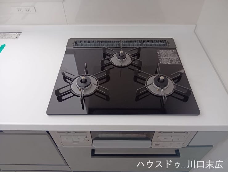 お手入れがしやすく美しいガラストップの3口ガスコンロ。同時調理が可能で、効率よく料理を楽しめる機能的な設備です。