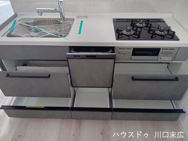 奥の物まで見渡しやすく取り出しやすいスライド収納。調理器具や調味料をたっぷりと収納でき、キッチン周りを整えます。