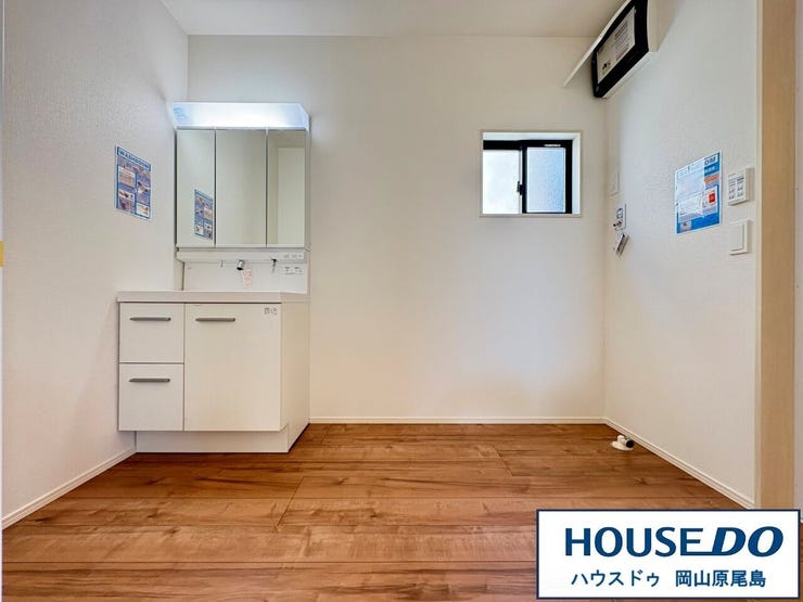 洗面スペースに窓があるので、朝の準備も明るい気分で出来ますね!湿気が溜まりやすい場所でもあるので、換気出来るのも嬉しいポイントです(^^)/※同施工会社の物件イメージ写真です。