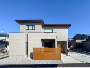 【外観】
淡いグレーを基調としたシックな佇まいの外観。スリットのデザインとナチュラルな木目のアクセントがポイントです。