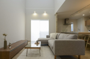 掃き出し窓には断熱・省エネ効果のあるカーテンを採用。柔らかな質感がナチュラルテイストの空間にマッチしています。