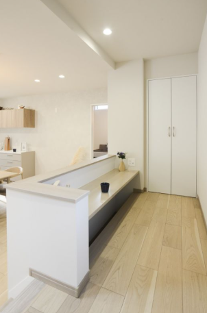 階段を2段上がったところに設けたスタディコーナーは、足元を掘り込み、腰壁の高さを目線より低くしたことで、LDKとの繋がりを感じながら作業ができる便利なスペースです