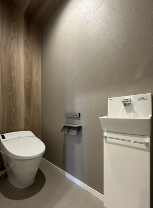 グレージュ・木目・ホワイトが織りなす心地良い雰囲気のトイレ空間