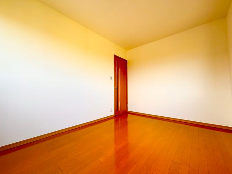 落ち着いた時間を届けてくれる休息の主寝室。心身ともにリラックスできるようにゆとりのスペースの居室となっております。