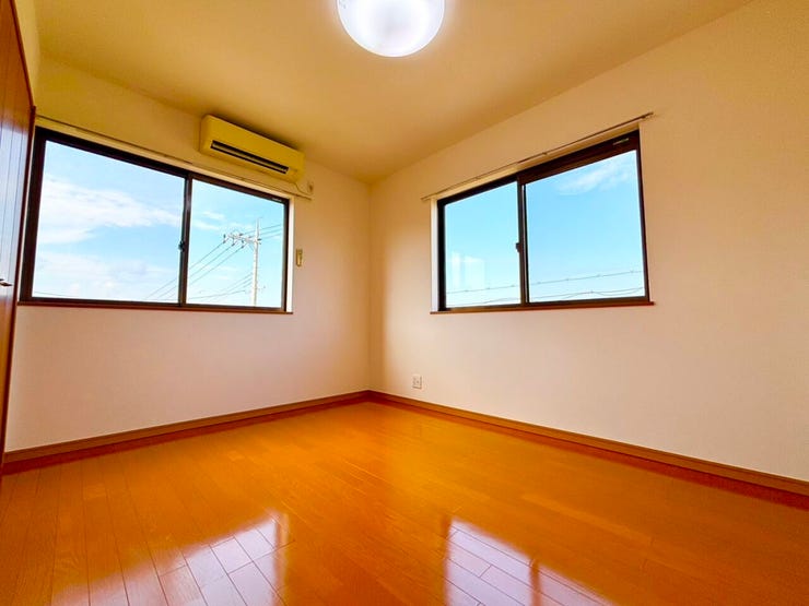 大きな窓からからたっぷり入ってくる日差しがお部屋全体を優しく包み込みます。