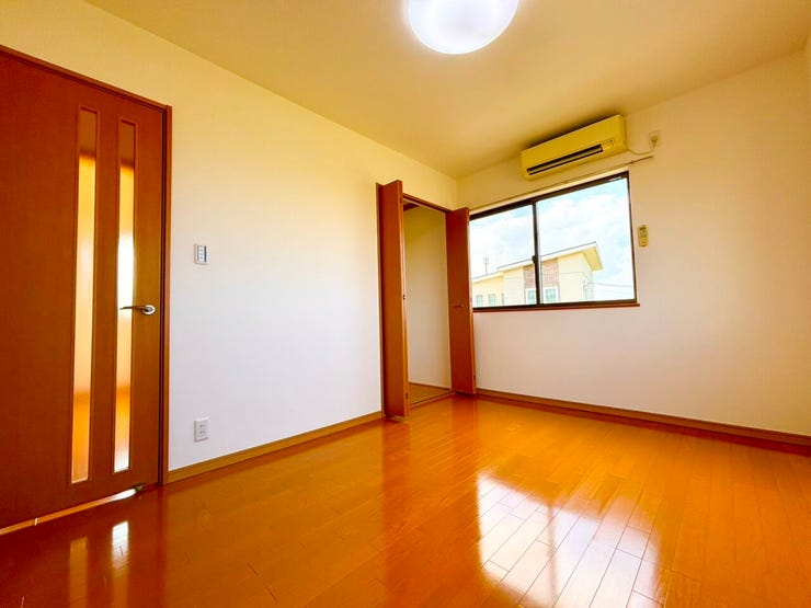 大きな窓からからたっぷり入ってくる日差しがお部屋全体を優しく包み込みます。