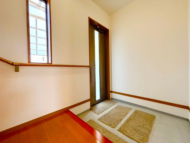 石づくりの玄関の為高級感のある佇まい。