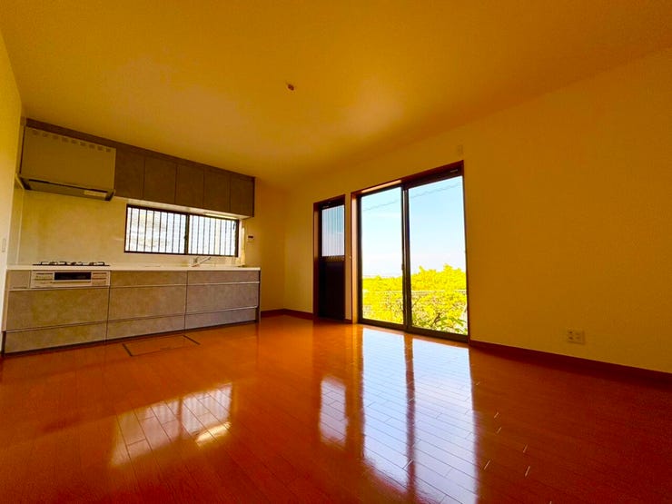 室内にいても、たっぷりの陽光と爽やかな風を感じて頂ける、開放感あふれるリビングです。