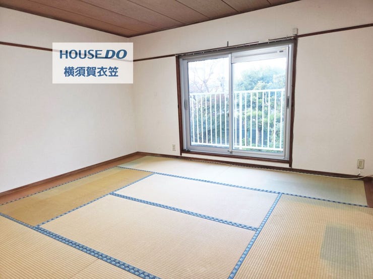 6帖の和室となります。二面採光を採用し、さんさんと降り注ぐ日差しが常にお部屋を明るくしてくれます。過ごしやすいお部屋となっております。