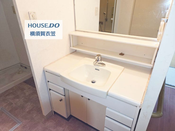 ワイドな洗面台はこまやかな収納スペースがございます。こまごましたものをスッキリしまえて、朝の身支度も捗りそうです。