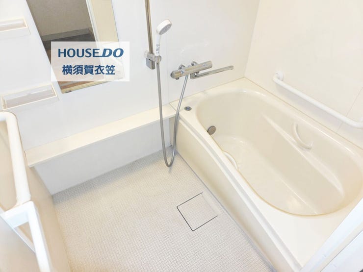 シンプルでクリーンな印象のバスルームです。一日の疲れを癒す快適な時間をご家族でゆったりお過ごしください。
※CGにて家具を消去しており、現況とは異なります。