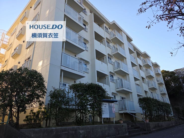 【外観】
京急本線『堀ノ内』駅まで徒歩5分という通勤通学に便利な好立地のマンションのご紹介です。緑豊かな敷地でおだやかな暮らしが実現できそうです。ぜひ一度現地ご覧くださいませ!