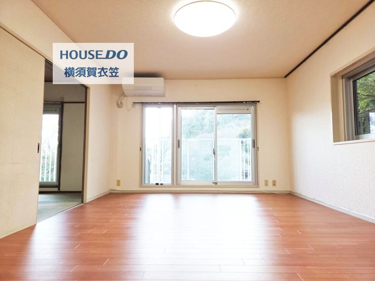 くつろぎの和室をそなえた暮らしやすい3LDKとなっております。部屋の両面にバルコニーがあり、光と風がたくさん取り入れらる物件です。
リビングはゆったり約17帖ございます!