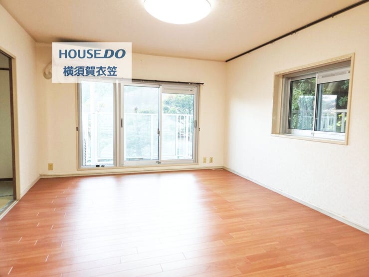 大きなサッシから光がさんさんと降り注ぐ明るいお部屋はとても過ごしやすくなっております。
自然と家族が集まるあたたかな空間となっております。