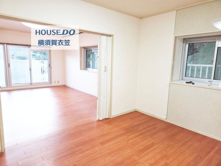 横にワイドなキッチンは作業スペースも広く、家事がしやすくなっております。
リビング部分とつながっており、コミュニケーションとりながら家事をすることができます。