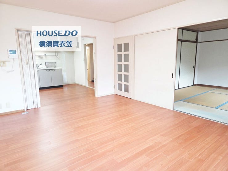 横にワイドなキッチンは作業スペースも広く、家事がしやすくなっております。
リビング部分とつながっており、コミュニケーションとりながら家事をすることができます。