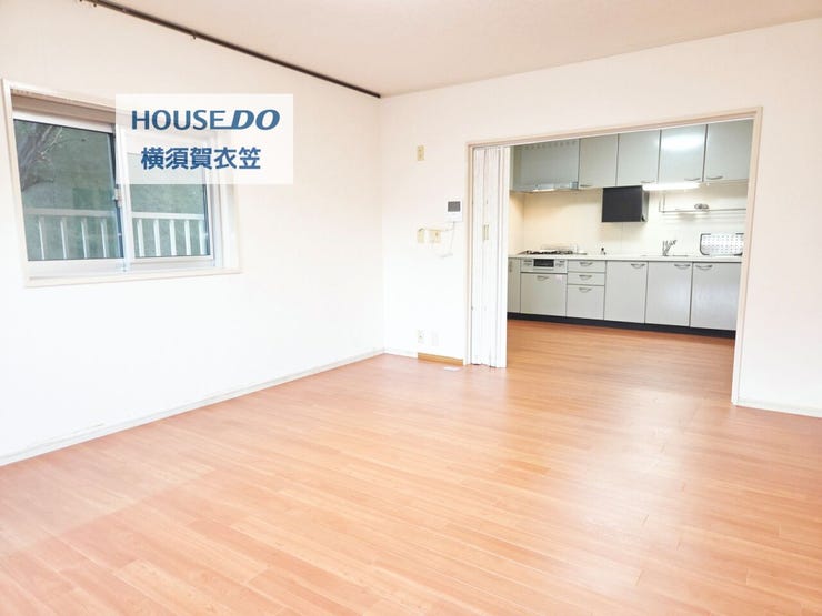 横にワイドなキッチンは作業スペースも広く、家事がしやすくなっております。
リビング部分とつながっており、コミュニケーションとりながら家事をすることができます。