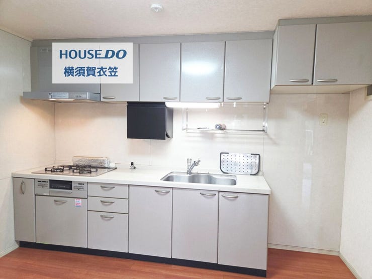 収納豊富なシステムキッチン!調理器具をすっきり収納できます!大変きれいにお使いです。
2024年にコンロや換気扇をリフォームしており、すぐに新しい生活を始めて頂けます!