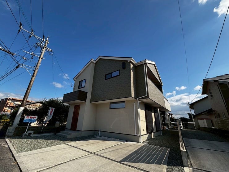 【外観】
落ちついたツートーンカラーと立体感あるデザインが目を惹く外観。
しっかりとした存在感がありつつ、周囲に馴染むスマートな印象のお家です。