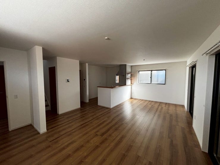 リラックスできる空間として家族や友人との団らんに最適なリビング。快適なソファとリラックスできるインテリアが、毎日の生活をより豊かにします