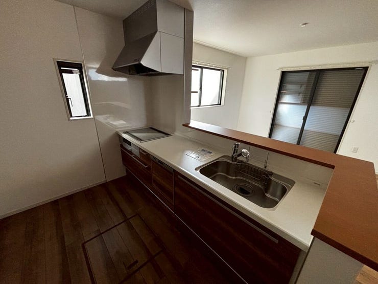 収納もたっぷりで、調理器具や食材を整理整頓できます。
明るい照明と、デザイン性のあるキッチンで楽しい料理時間を提供します。毎日の料理が一段と楽しくなること間違いなしです。