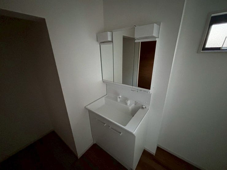 スタイリッシュで機能的な洗面台。
広々とした鏡と豊富な収納スペースで、毎日の身支度がスムーズに。