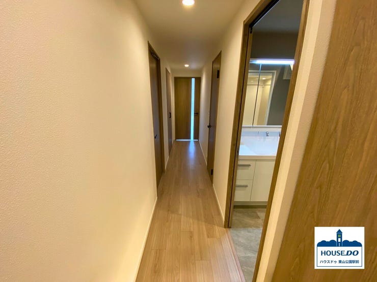 玄関からLDKへとつながる廊下の様子