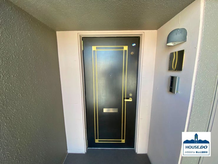 共用通路から見た玄関スペース