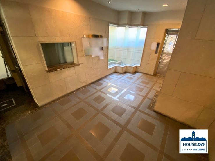 優れた素材の調和が生み出す高級感あるロビー。
訪れる人に暖かい癒しを与える空間に