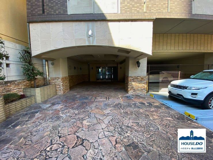 洗練されたデザインのエントランス。
オートロックや防犯カメラなどのセキュリティ設備も充実しています