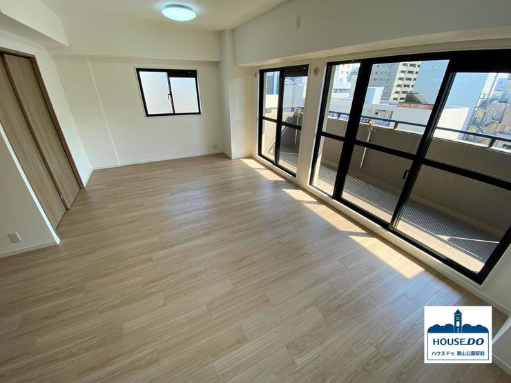 南側の大きな窓から光があふれる、開放感たっぷりのリビング。
明るい空間で、家族との時間も自分のくつろぎ時間も、心地よく過ごせそう♪