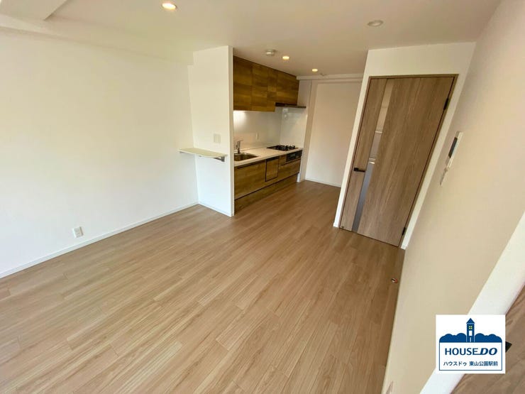 壁向きキッチンは最短距離で家事がこなせる設計・レイアウトに。
ダイニングスペースを広く使え、家具配置の自由度も高まります