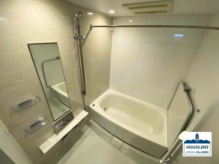 白を基調とした落ち着いた室内。
バスタブに浸かり、ゆっくりと1日の疲れを癒してください♪