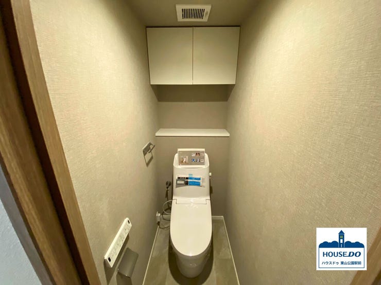 収納に困らない、実用的な棚付きトイレ。
最新の温水洗浄機能付きで、いつでも清潔・快適